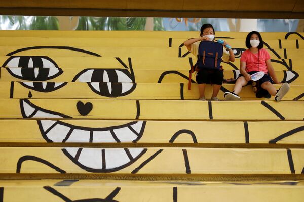 تلاميذ المدارس يرتدون كمامات طبية خلال الاستراحة وسط تفشي فيروس كورونا (كوفيد-19) في سئول، كوريا الجنوبية، 25 أغسطس 2020. - سبوتنيك عربي