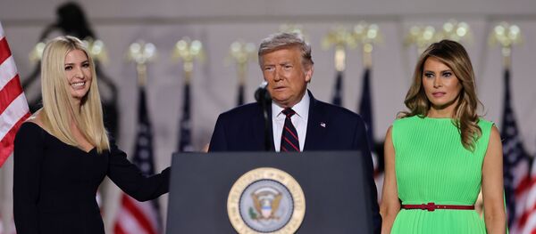 الرئيس الأمريكي دونالد ترامب ييقف بجوار زوجته ميلانيا ترامب وابنته إيفانكا ترامب قبل أن يلقي خطاب قبوله كمرشح رئاسي عن الحزب الجمهوري لعام 2020 في الحديقة الجنوبية للبيت الأبيض في واشنطن، 27 أغسطس/ آب 2020 - سبوتنيك عربي