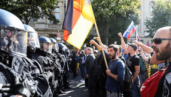 شرطة برلين تفرق احتجاجا حاشدا في العاصمة الألمانية على قيود فيروس كورونا - سبوتنيك عربي