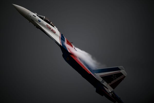 عرض جوي عسكري في منتدى أرميا 2020 في كوبينكا بضواحي موسكو - المقاتلات سو -30 إس إم وسو-35 إس (فريق الاستعراض الجوي الروسي الفرسان الروس) - سبوتنيك عربي