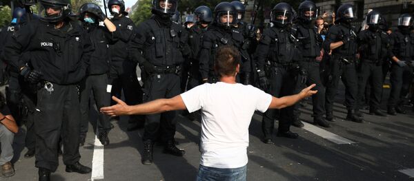 احتجاجات ضد الاجراءات المشددة التي فرضة السلطات الألمانية بسبب فيروس كورونا (كوفيد - 19) في برلين، ألمانيا 29 أغسطس 2020 - سبوتنيك عربي