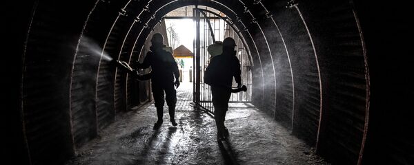 تعقيم كاتدرائية زيباكويرا، وهي كنيسة تقع تحت الأرض بنيت في منجم ملح، 45 كلم شمال مدينة بوغوتا، كولومبيا 30 أغسطس 2020 - سبوتنيك عربي