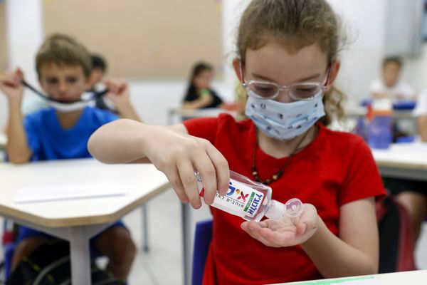 تلميذة تقوم بتعقيم يديها بالمطهر في الفصل في مدرسة في تل-أبيب، إسرائيل 1 سبتمبر 2020 - سبوتنيك عربي