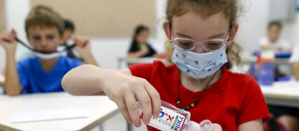 تلميذة تقوم بتعقيم يديها بالمطهر في الفصل في مدرسة في تل-أبيب، إسرائيل 1 سبتمبر 2020 تلميذة تقوم بتعقيم يديها بالمطهر في الفصل في مدرسة في تل-أبيب، إسرائيل 1 سبتمبر 2020 - سبوتنيك عربي