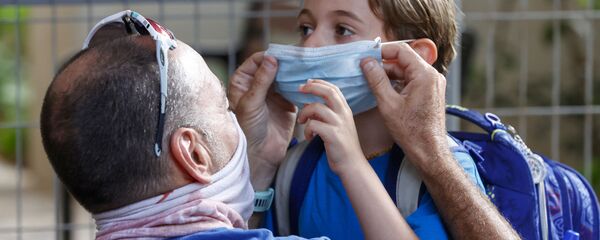 أب يضع كمامة طبية لابنه قبل دخول المدرسة في اليوم الأول من العام الدراسي في مدينة تل-أبيب، إسرائيل 1 سبتمبر 2020 أب يضع كمامة طبية لابنه قبل دخول المدرسة في اليوم الأول من العام الدراسي في مدينة تل-أبيب، إسرائيل 1 سبتمبر 2020 - سبوتنيك عربي