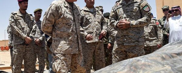  الفريق ركن فهد بن تركي بن عبد العزيز (وسط) والجنرال كينيث ماكينزي قائد القيادة المركزية الأمريكية (يسار) والعقيد تركي المالكي المتحدث باسم التحالف العربي (يمين) - سبوتنيك عربي