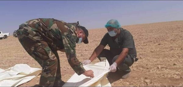 من الفرقة 17 واللواء 93.. اكتشاف مقبرتين تضمان رفات جنود سوريين بريف الرقة.. صور من الفرقة 17 واللواء 93.. اكتشاف مقبرتين تضمان رفات جنود سوريين بريف الرقة.. صور - سبوتنيك عربي