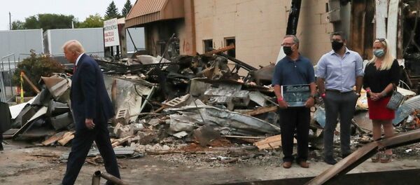 الرئيس الأمريكي دونالد ترامب يزور مقاطعة كينوشا، ولاية ويسكونسن، الولايات المتحدة، 1 سبتمبر 2020 - سبوتنيك عربي