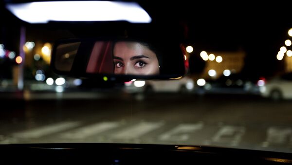 فتاة سعودية أثناء قيادة السيارة في الرياض، المملكة العربية السعودية 24 يونيو 2018 - سبوتنيك عربي