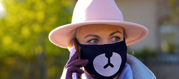 امرأة ترتدي كمامة خلال فترة الحجر الصحي في موسكو - سبوتنيك عربي