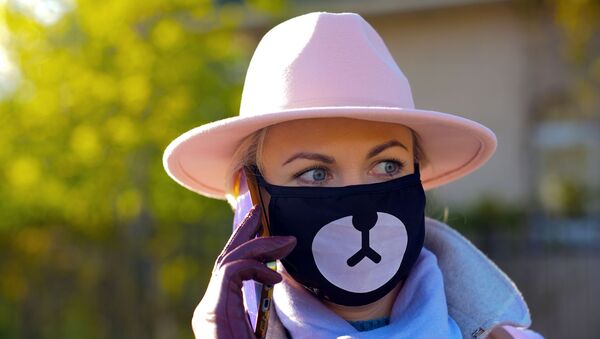 امرأة ترتدي كمامة خلال فترة الحجر الصحي في موسكو - سبوتنيك عربي