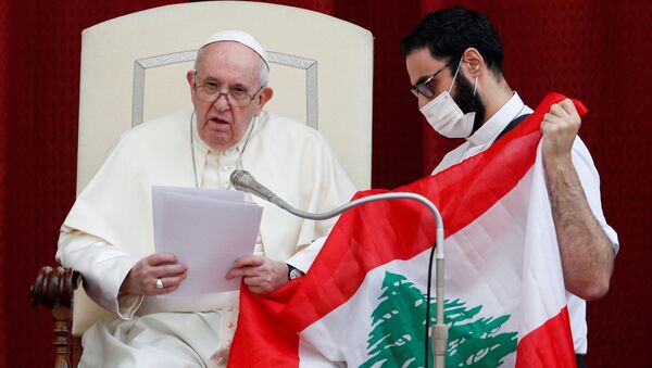 البابا فرانسيس يقبل علم لبنان، الفاتيكان  2 سبتمبر 2020 - سبوتنيك عربي