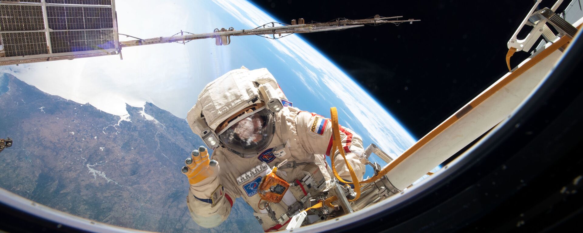 رائد فضاء روسي خلال خروجه إلى الفضاء الخارجي - سبوتنيك عربي, 1920, 27.03.2021