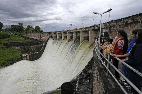 مواطنون ينظرون إلى سد رافال في إسلام آباد، بعد فتح قناة تصيف المياه بسبب الأمطار الموسمية في باكستان 31 أغسطس 2020 - سبوتنيك عربي