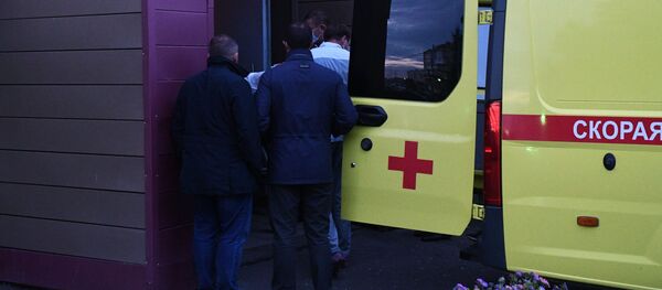 سيارة إسعاف تنقل المعارض الروسي ألكسي نافالني من مشفى في أومسك الروسية إلى برلين في ألمانيا، أغسطس 2020 - سبوتنيك عربي