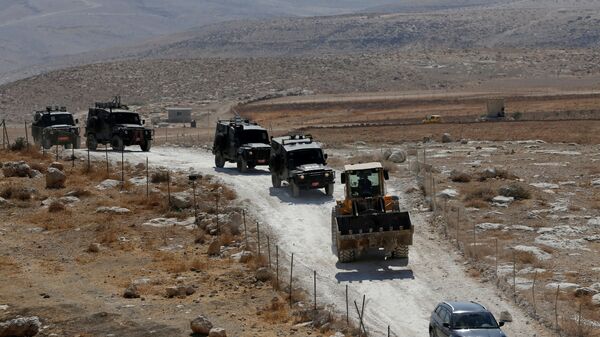 القوات الإسرائيلية متوجهة لتدمير منزل فلسطيني في الخليل، الضفة الغربية 2 سبتمبر 2020 - سبوتنيك عربي