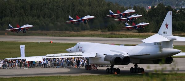 قاذفة الصواريخ تو-160 الأسرع من الصوت على خلفية مقاتلات ميغ-29 التابعة لفرقة الاستعراض الجوي ستريجي، 26 أغسطس 2018 - سبوتنيك عربي