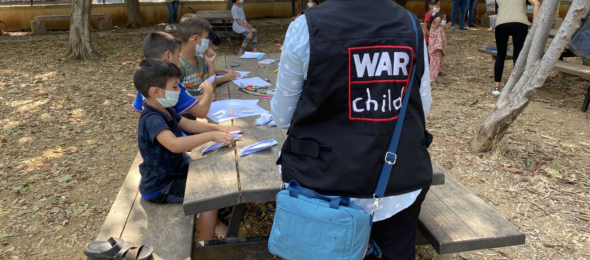 موظفة منظمة أطفال الحرب (War Child) تتحدث مع الأطفال الذين تعرضوا لصدمة نفسية إثر انفجار مرفأ بيروت في حي جميزة، أحد أكثر الأحياء اكتظاظا في العاصمة، لبنان 4 سبتمبر 2020 - سبوتنيك عربي, 1920, 19.11.2020