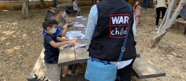 موظفة منظمة أطفال الحرب (War Child) تتحدث مع الأطفال الذين تعرضوا لصدمة نفسية إثر انفجار مرفأ بيروت في حي جميزة، أحد أكثر الأحياء اكتظاظا في العاصمة، لبنان 4 سبتمبر 2020 موظفة منظمة أطفال الحرب (War Child) تتحدث مع الأطفال الذين تعرضوا لصدمة نفسية إثر انفجار مرفأ بيروت في حي جميزة، أحد أكثر الأحياء اكتظاظا في العاصمة، لبنان 4 سبتمبر 2020 - سبوتنيك عربي
