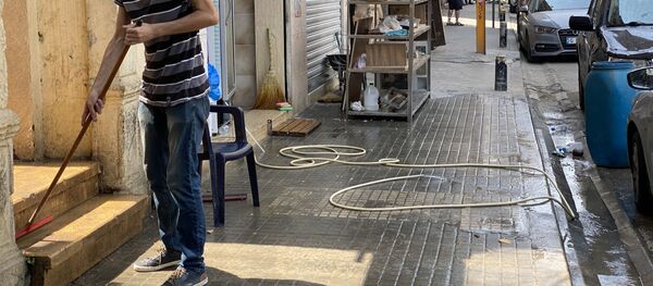 في إحدى شوارع حي جميزة، أحد أكثر الأحياء اكتظاظا في بيروت، لبنان 4 سبتمبر 2020 - سبوتنيك عربي