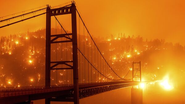جسر بيدويل بار في مدينة أوروفيل على خلفية سماء برتقالية اللون بسبب حرائق الغابات الهائلة في ولاية كاليفورنيا، 9 سبتمبر 2020 - سبوتنيك عربي