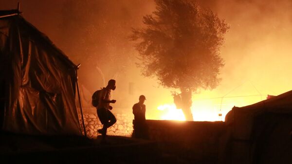 اندلاع حريق في مخيم موريا المكتظ باللاجئين في اليونان، 9 سبتمبر 2020 - سبوتنيك عربي