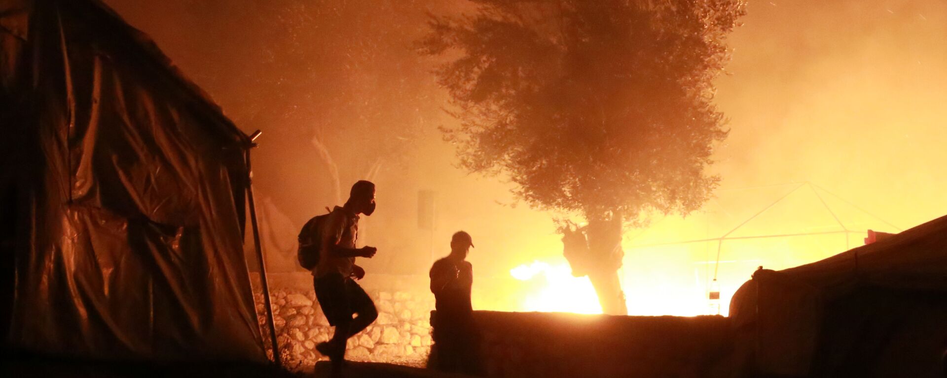 اندلاع حريق في مخيم موريا المكتظ باللاجئين في اليونان، 9 سبتمبر 2020 - سبوتنيك عربي, 1920, 27.07.2023
