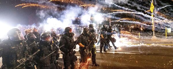 الشرطة الأمريكية تفرق المتظاهرين خلال مظاهرة في بورتلاند 6 سبتمبر 2020 - سبوتنيك عربي