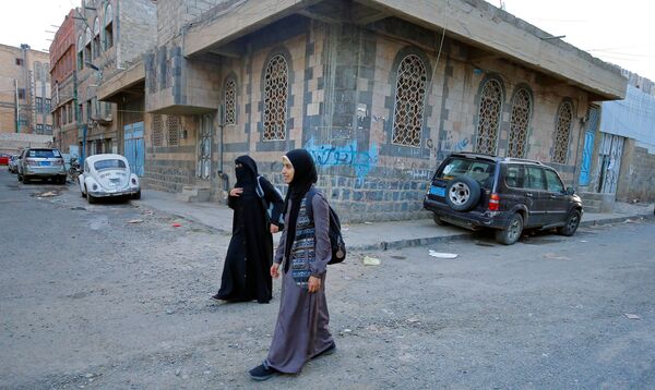 مدربة الفنون القتالية وبطلة الكيك بوكسينج اليمنية سهام عامر خلال نزهة مع متدربة لديها في صنعاء، اليمن 8 سبتمبر 2020 - سبوتنيك عربي