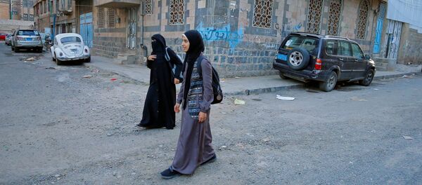 مدربة الفنون القتالية وبطلة الكيك بوكسينج اليمنية سهام عامر خلال نزهة مع متدربة لديها في صنعاء، اليمن 8 سبتمبر 2020 - سبوتنيك عربي