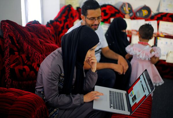 مدربة الفنون القتالية وبطلة الكيك بوكسينج اليمنية سهام عامر في منزلها في صنعاء، اليمن 8 سبتمبر 2020 - سبوتنيك عربي