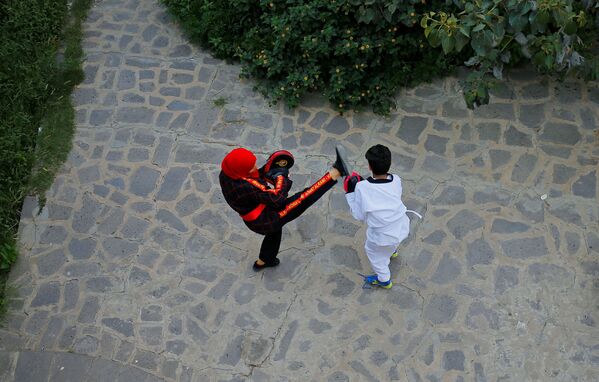 مدربة الفنون القتالية وبطلة الكيك بوكسينج اليمنية سهام عامر أثناء التدريبات في منزل إحدى المتدربات في صنعاء، اليمن 5 سبتمبر 2020 - سبوتنيك عربي