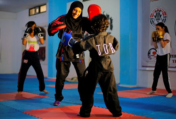 مدربة الفنون القتالية وبطلة الكيك بوكسينج اليمنية سهام عامر أثناء التدريبات في مركز التدريب في صنعاء، اليمن 1 سبتمبر 2020 - سبوتنيك عربي