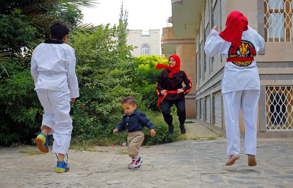 مدربة الفنون القتالية وبطلة الكيك بوكسينج اليمنية سهام عامر أثناء التدريبات في منزل إحدى المتدربات في صنعاء، اليمن 5 سبتمبر 2020 - سبوتنيك عربي