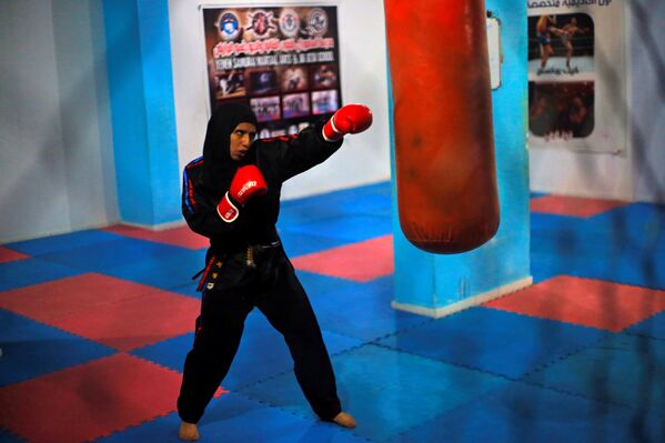 مدربة الفنون القتالية وبطلة الكيك بوكسينج اليمنية سهام عامر أثناء التدريبات في مركز التدريب في صنعاء، اليمن 1 سبتمبر 2020 - سبوتنيك عربي