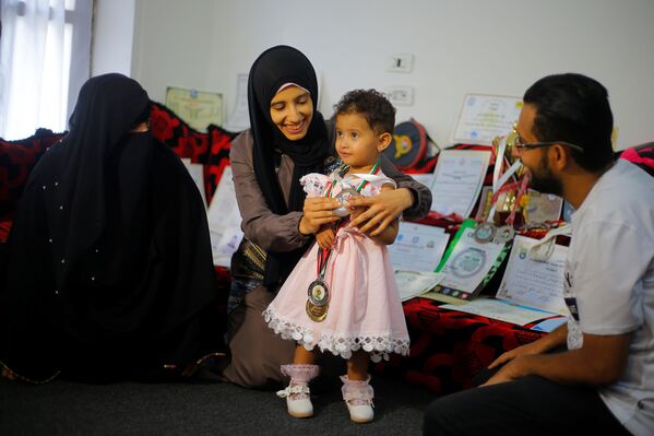 مدربة الفنون القتالية وبطلة الكيك بوكسينج اليمنية سهام عامر في منزلها في صنعاء، اليمن 8 سبتمبر 2020 - سبوتنيك عربي