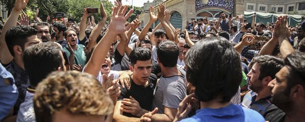 المصارع الإيراني نافيد أفكاري خلال مشاركته في مظاهرات بمدينة شيراز جنوب إيران عام 2018 - سبوتنيك عربي