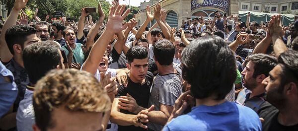 المصارع الإيراني نافيد أفكاري خلال مشاركته في مظاهرات بمدينة شيراز جنوب إيران عام 2018 - سبوتنيك عربي