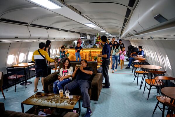 زوار داخل مقهى على متن طائرة آيروباص 330، في بانكوك 10 سبتمبر 2020 - سبوتنيك عربي