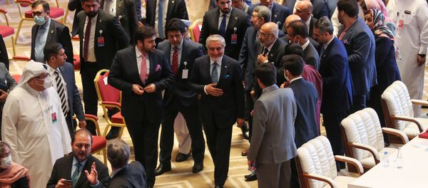 عبد الله عبد الله (وسط الصورة)، رئيس المجلس الأعلى للمصالحة الوطنية في أفغانستان خلال الجلسة الافتتاحية لمفاوضات السلام بين الحكومة الأفغانية وحركة طالبان، المنعقدة في الدوحة، قطر 12سبتمبر 2020 - سبوتنيك عربي