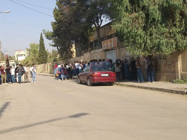 مسلحون موالون للجيش الأمريكي يهاجمون مدرسة لـ المتفوقين شرقي سوريا.. صور مسلحون موالون للجيش الأمريكي يهاجمون مدرسة لـ المتفوقين شرقي سوريا.. صور - سبوتنيك عربي