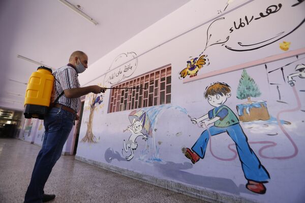 بعد تجاذبات... تلاميذ سوريا يعودون إلى مقاعدهم وسط توجس من كورونا... صور بعد تجاذبات... تلاميذ سوريا يعودون إلى مقاعدهم وسط توجس من كورونا... صور - سبوتنيك عربي