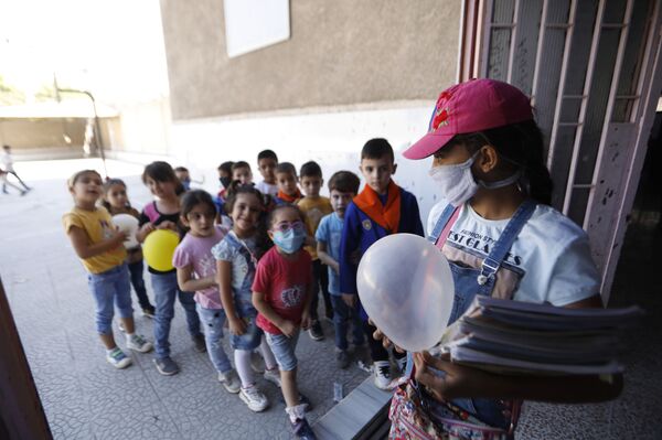 بعد تجاذبات... تلاميذ سوريا يعودون إلى مقاعدهم وسط توجس من كورونا... صور بعد تجاذبات... تلاميذ سوريا يعودون إلى مقاعدهم وسط توجس من كورونا... صور - سبوتنيك عربي