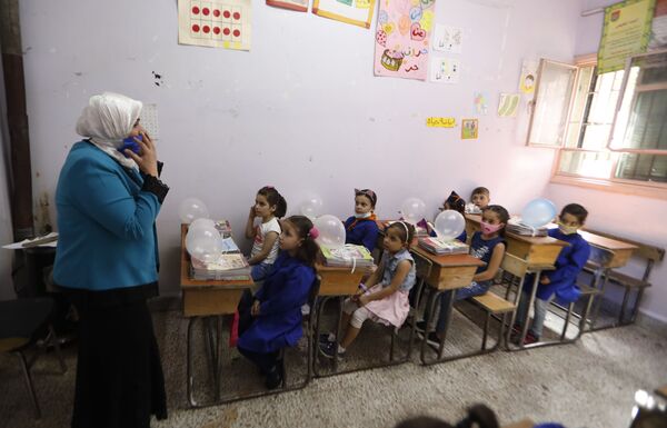 بعد تجاذبات... تلاميذ سوريا يعودون إلى مقاعدهم وسط توجس من كورونا... صور بعد تجاذبات... تلاميذ سوريا يعودون إلى مقاعدهم وسط توجس من كورونا... صور - سبوتنيك عربي