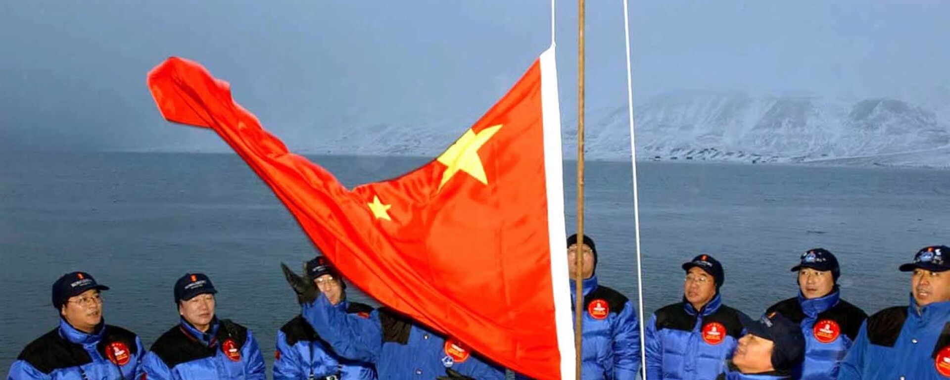 أعضاء بعثة صينية إلى القطب الشمالي يرفعون علم الصين في لونغييربين في جزيرة سبيتسبيرغن / سفالبارد، شمال النرويج، 31 أكتوبر 2001 - سبوتنيك عربي, 1920, 29.05.2023