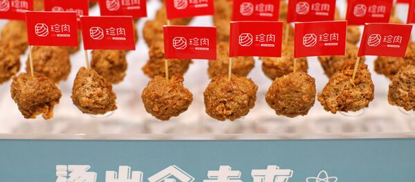  كرات اللحم النباتية من انتاج شركة اللحوم النبانية Zhenmeat في مطعم شجرة الأمل (Hope Tree)، في بكين، الصين، 4 سبتمبر / أيلول 2020 - سبوتنيك عربي
