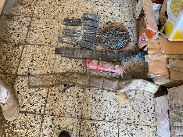 الأمن العراقي يضبط أحزمة ناسفة وعتادا لـداعش في الموصل... صور  - سبوتنيك عربي