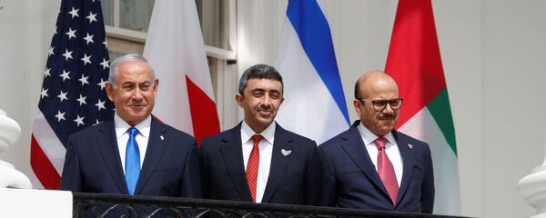 وزير الخارجية البحريني عبد اللطيف الزياني مع وزير الخارجية الإماراتي عبد الله بن زايد مع رئيس الوزراء الإسرائيلي بنيامين نتنياهو خلال التوقيع على اتفاق السلام في البيت الأبيض - سبوتنيك عربي