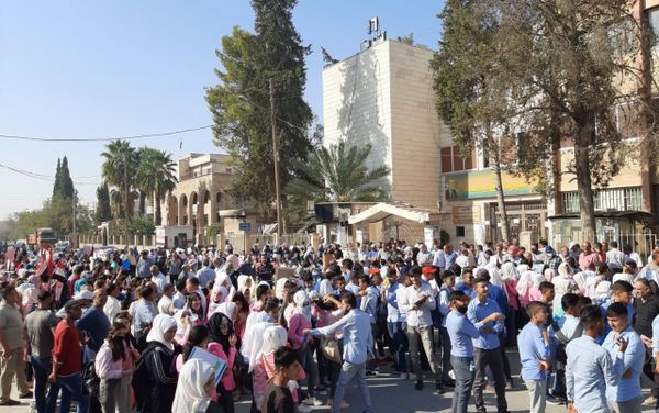احتجاجات الكوادر الإدارية والتدريسية وطلاب المدارس في مدينة الحسكة السورية على قيام المسلحين الموالين للجيش الأمريكي بالاستيلاء على مدارسهم، سوريا 17 سبتمبر 2020 احتجاجات الكوادر الإدارية والتدريسية وطلاب المدارس في مدينة الحسكة السورية على قيام المسلحين الموالين للجيش الأمريكي بالاستيلاء على مدارسهم، سوريا 17 سبتمبر 2020 - سبوتنيك عربي