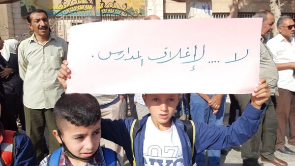 احتجاجات الكوادر الإدارية والتدريسية وطلاب المدارس في مدينة الحسكة السورية على قيام المسلحين الموالين للجيش الأمريكي بالاستيلاء على مدارسهم، سوريا 17 سبتمبر 2020 احتجاجات الكوادر الإدارية والتدريسية وطلاب المدارس في مدينة الحسكة السورية على قيام المسلحين الموالين للجيش الأمريكي بالاستيلاء على مدارسهم، سوريا 17 سبتمبر 2020 - سبوتنيك عربي